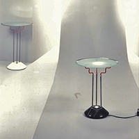Tavolino con
piano di cristallo, base
in metallo e lampada-Porcinai/Pratelli-FU.GI.PE. 1986